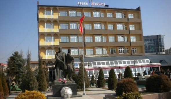 Tërnocasi gjendet i vdekur në banjon e hotelit