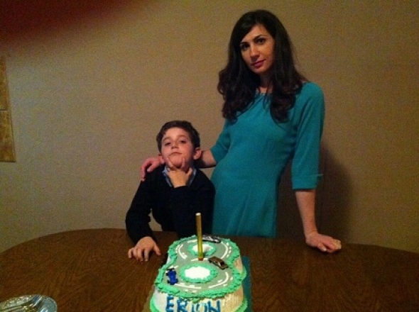 Pas tre muajve Erioni kthehet nga Siria dhe bashkohet me nënën e tij