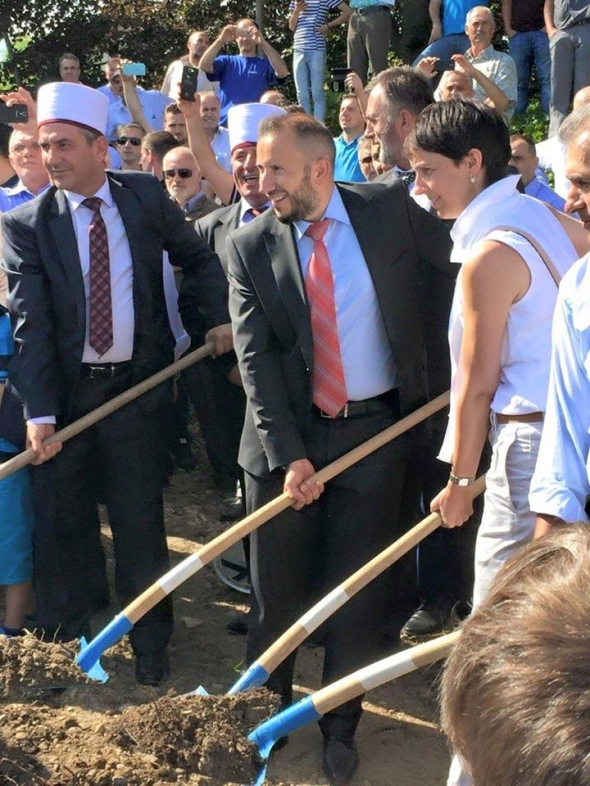 Kryetari i Këshillit të Bashkësis Islame Sulejman ef. Fejzullahu mer pjes në hudhjen e gurthemelit në Xhamine Willit
