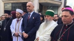 Në Paris njerëzit duartrokasin 4 krerët shqiptarë të besimeve fetare