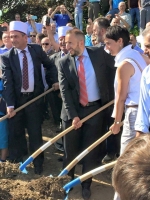 Kryetari i Këshillit të Bashkësis Islame Sulejman ef. Fejzullahu mer pjes në hudhjen e gurthemelit në Xhamine Willit