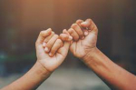Ai që mëson për të keqen e një personi dhe e mbështet atë, do ta humbas ndihmën e Zotit